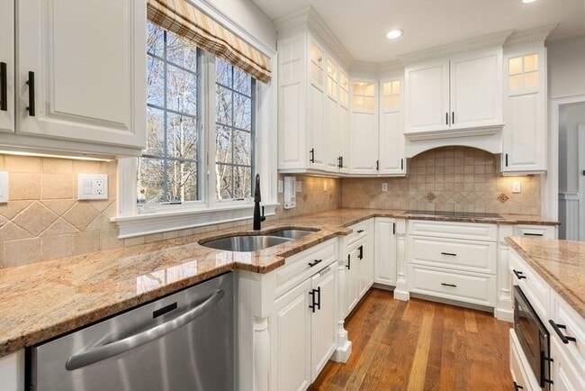 Building Photo - 11 Bobolink Rd