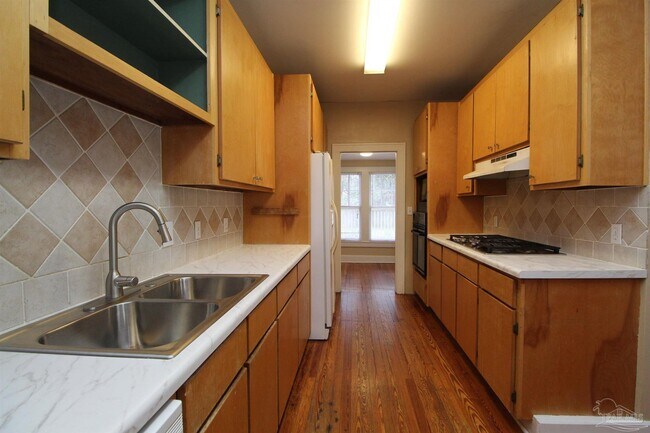 Building Photo - 1504 E Strong St