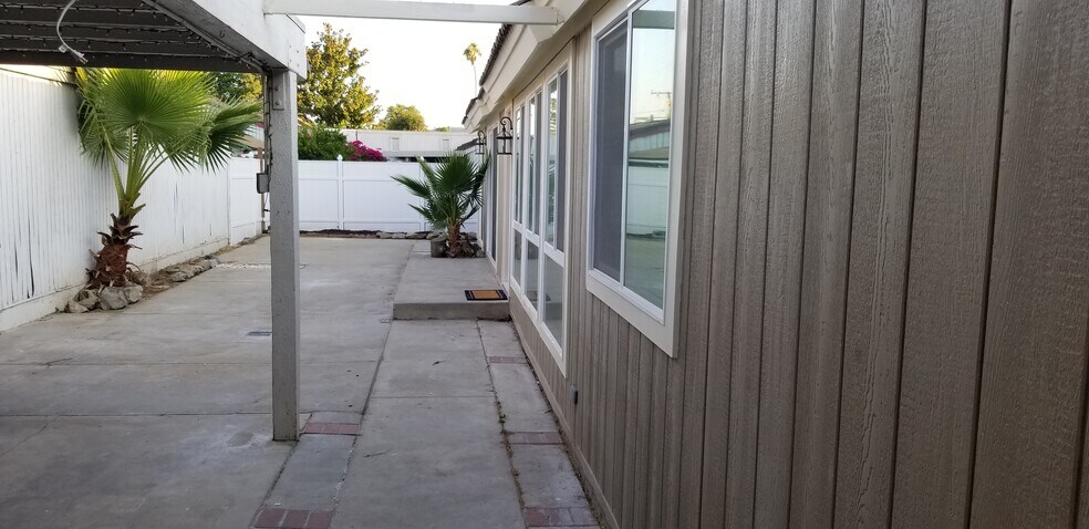 Building Photo - 1804 Club Dr