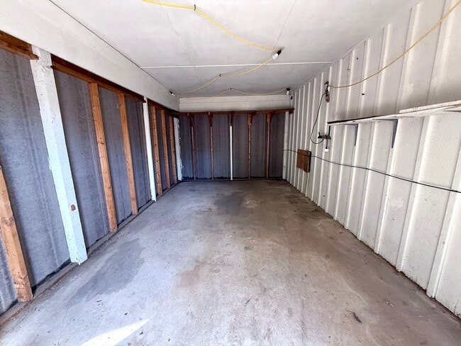 Building Photo - Charming 3 BD 1.5 BA w/ Bonus Room in the ...