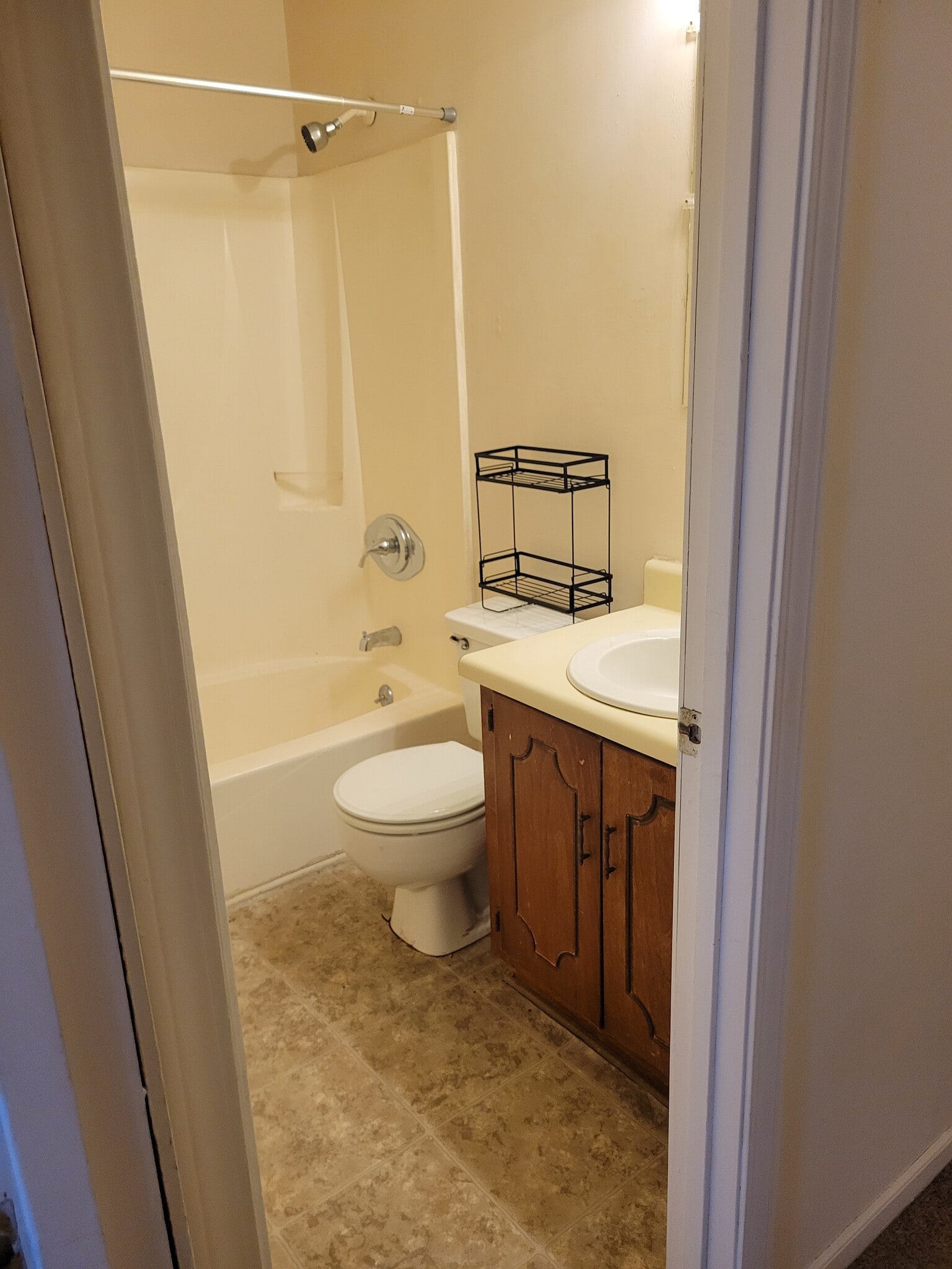 Full bathroom - 208 Glamorgan Dr