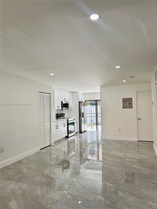 Building Photo - 2740 W 61st St