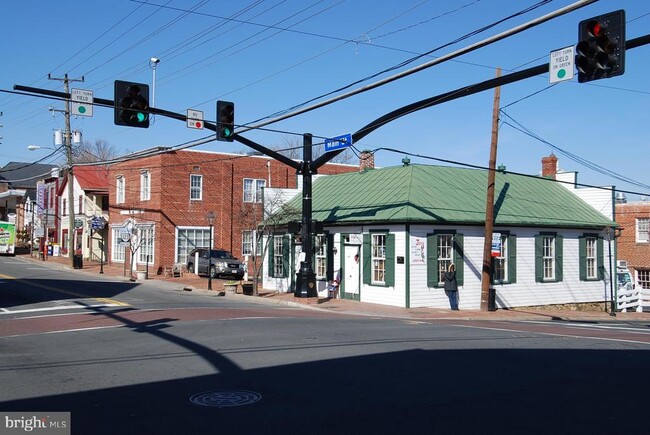 Building Photo - 10647 Maple St