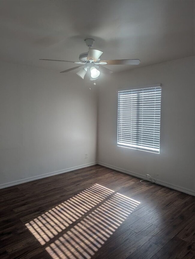 Building Photo - Clean 2 Bedroom / 1 Bathroom Apartment For Lease - Front Unit