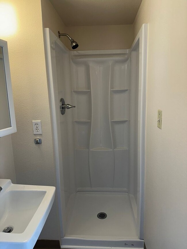 Building Photo - Classic 2 Bedroom 2 Bath Condo near Lakewa...