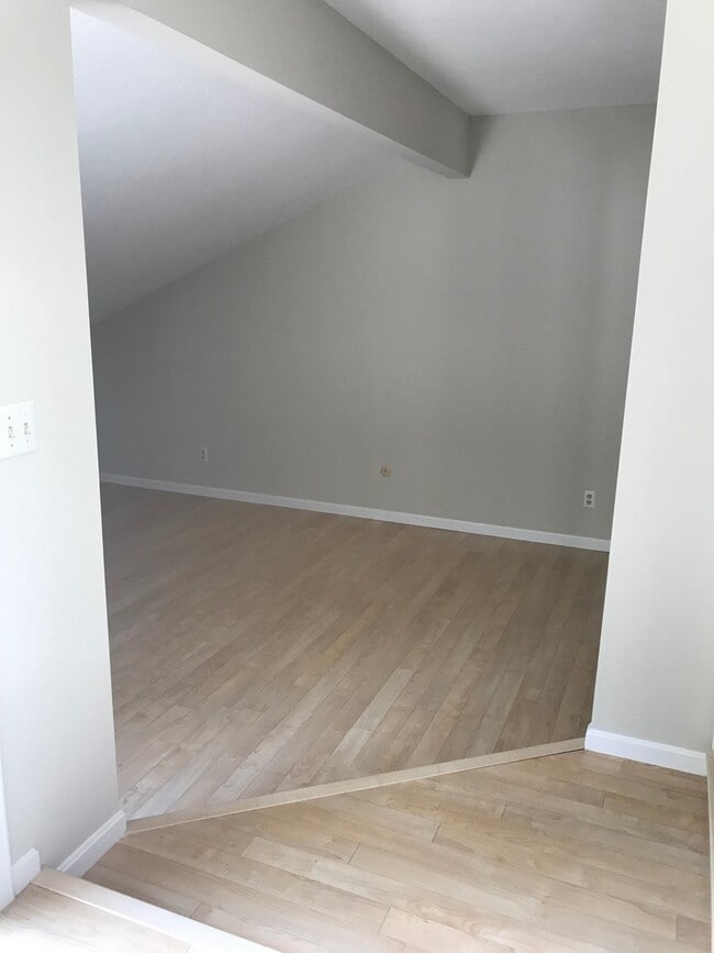 Building Photo - Solon 4 Bedroom Rental