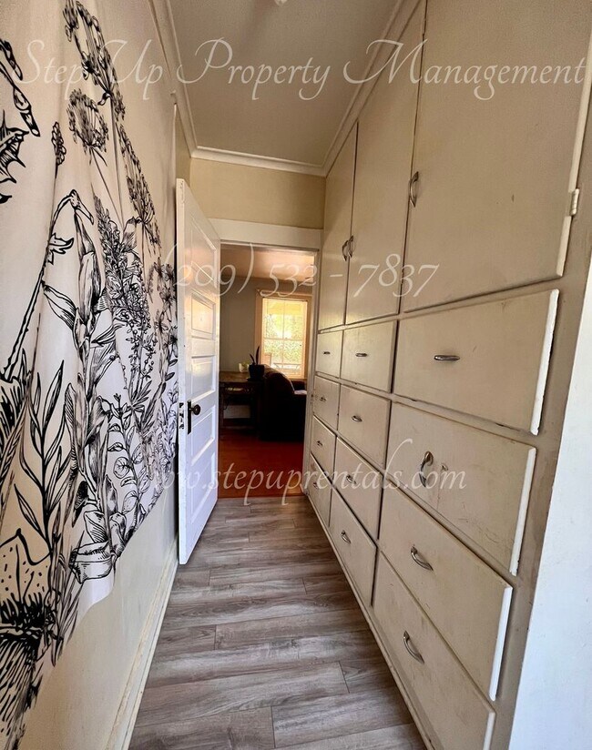 Building Photo - Charming 2 Bedroom 2 Full Bathroom Home Ne...