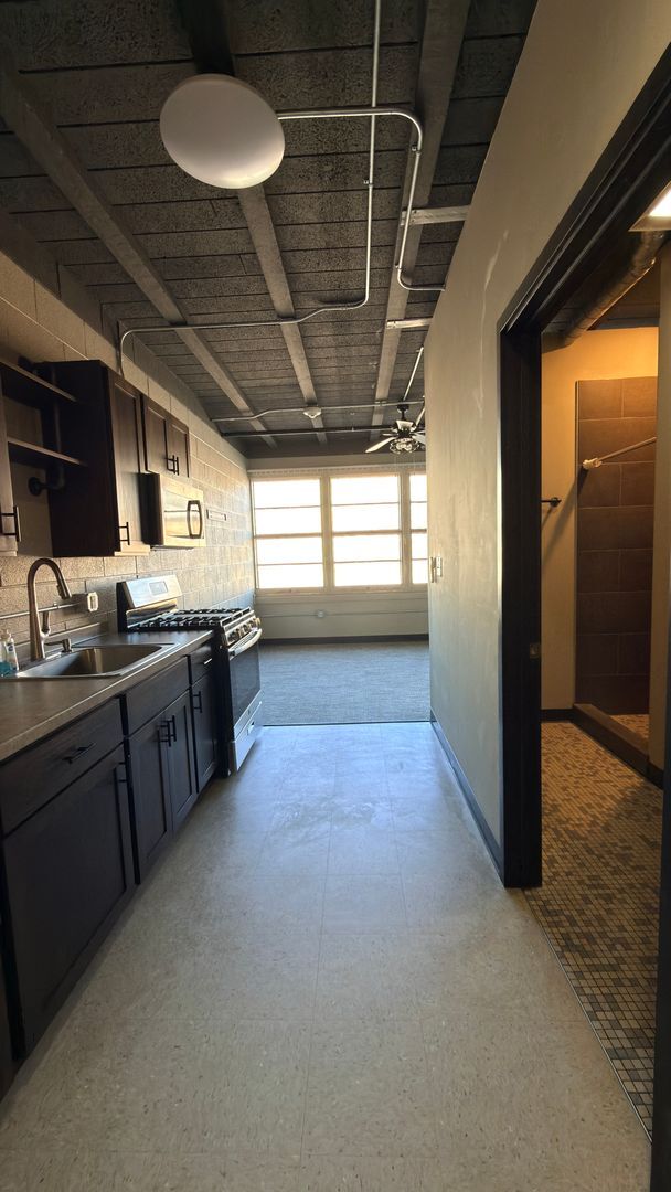 Building Photo - Studio Flat Downtown