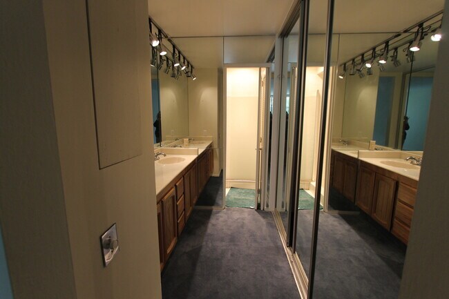 Building Photo - Epic REA: Top Floor 2 BR/2 BA Condo, Pano Views, Balcony, 3-4 Pkg, Storage