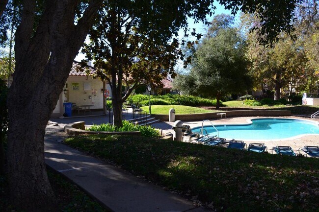 Building Photo - 667 Arroyo Oaks Dr