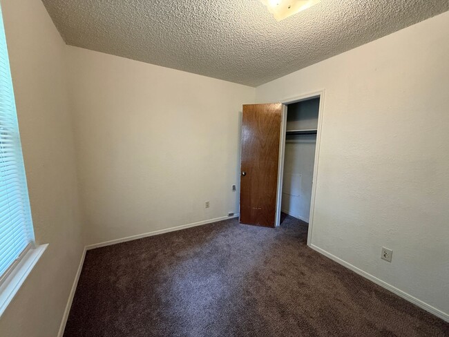 Building Photo - Three Bedroom, 2 Bath large Yard