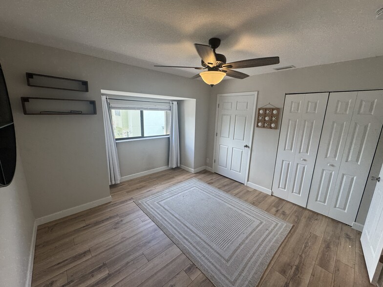 Building Photo - 9427 S Ocean Dr