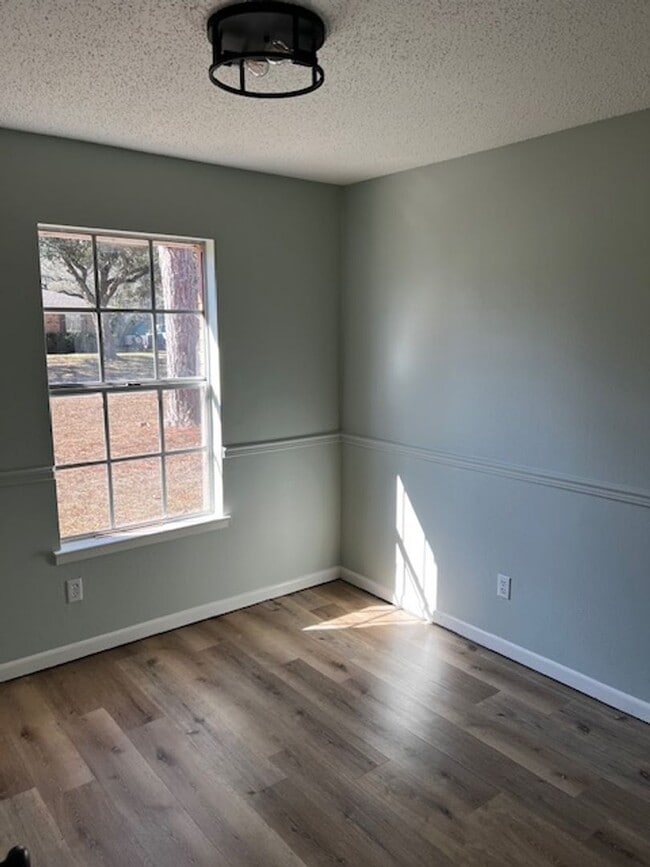 Building Photo - 3/2 Large Backyard, NEWLY renovated Kitchen & Baths