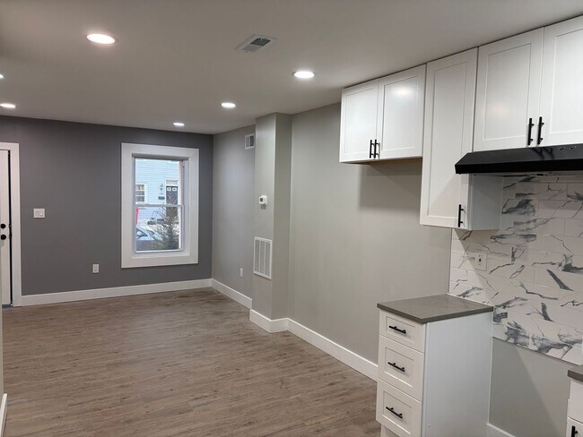 Building Photo - This Beautifully Fully Remolded 2 Bed 1 Full Bath Townhome in Stowe is Now Available