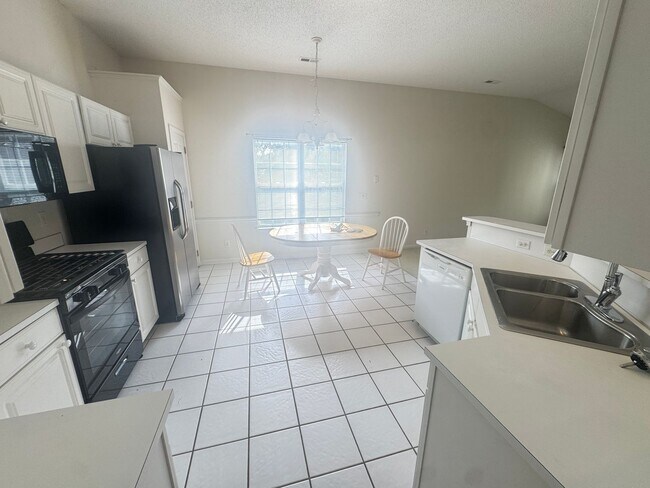 Building Photo - 4bd/2ba House newer neighborhood in betwee...