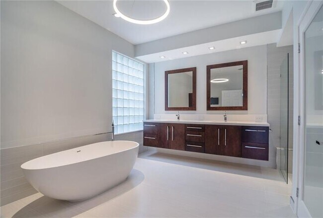Building Photo - 2519 Bay Pointe Ct