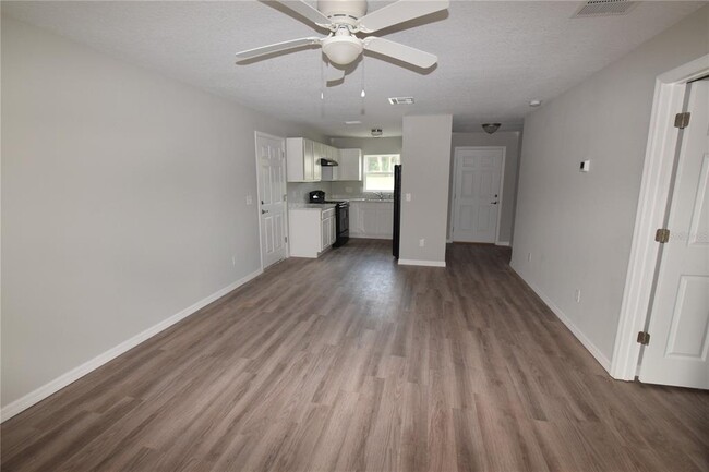 Building Photo - 925 E McDonald Ave