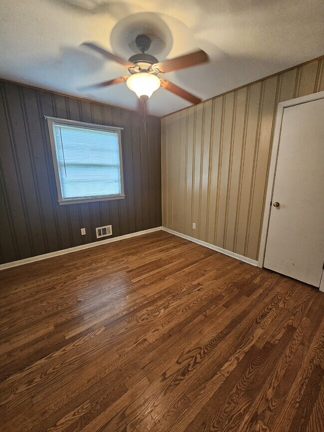 Building Photo - 409 W Linden Ave
