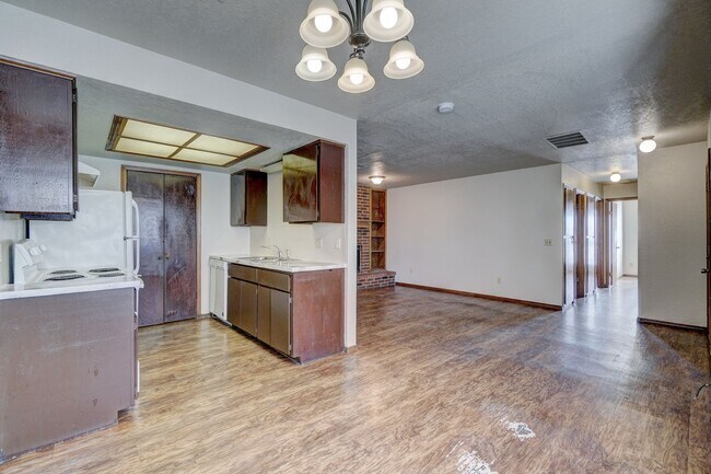 Building Photo - Comfort, Charm & Convenience in This Edmond Duplex