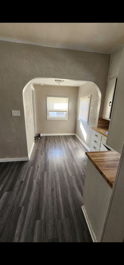 Building Photo - 2 Bed 1 Bath