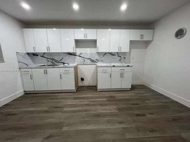 Building Photo - 1236 NW 4th Ave