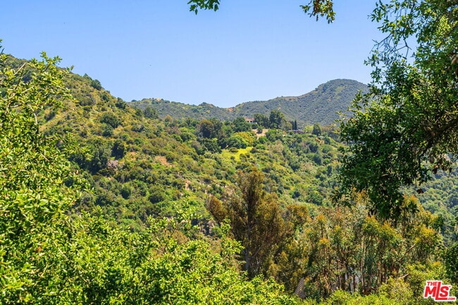 Building Photo - 19783 Valley View Dr