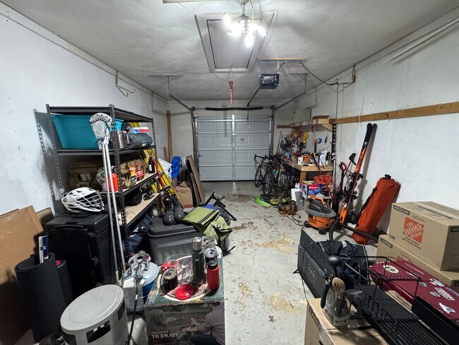 Building Photo - 3 bed/2 bath home on large corner lot