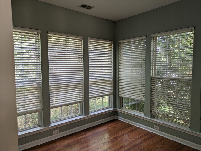 Building Photo - 4 Bedroom Home in Winslow Bay!