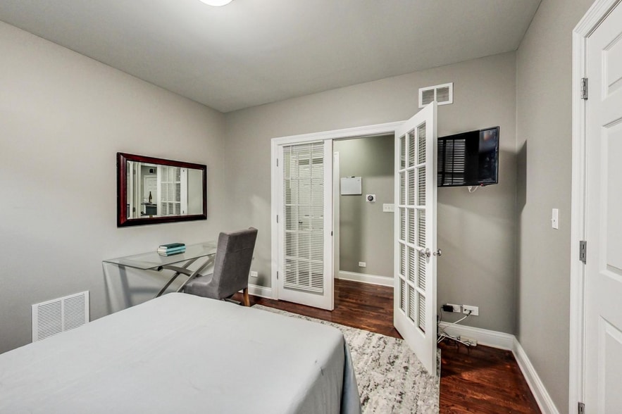 Building Photo - 453 N May St