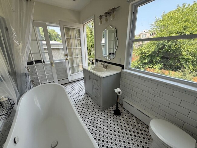 Building Photo - Charming 2 Bed, 2.5 Bath Home with Den & B...