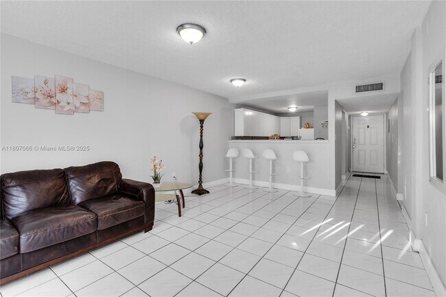 Building Photo - 10000 NW 80th Ct