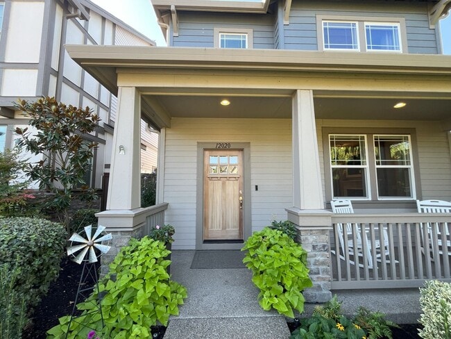 Building Photo - Modern 4-Bedroom End Unit with Community A...