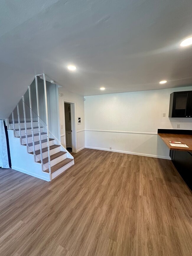Building Photo - Spacious 3BR/2.5BA updated 2-story townhou...