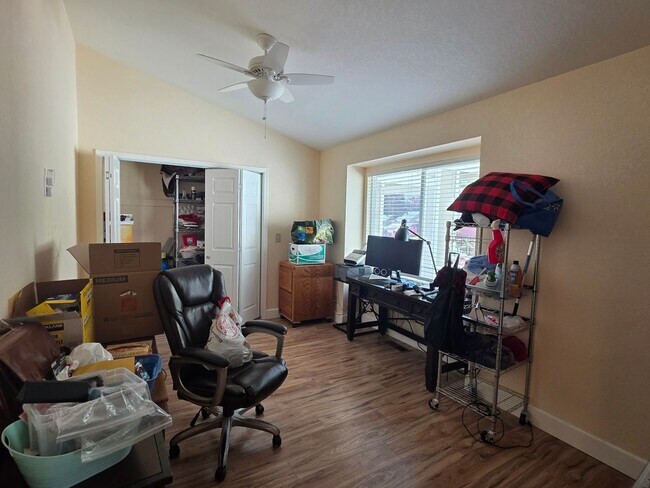 Building Photo - Northwest 4 bedroom, 2 bath with AMAZING V...