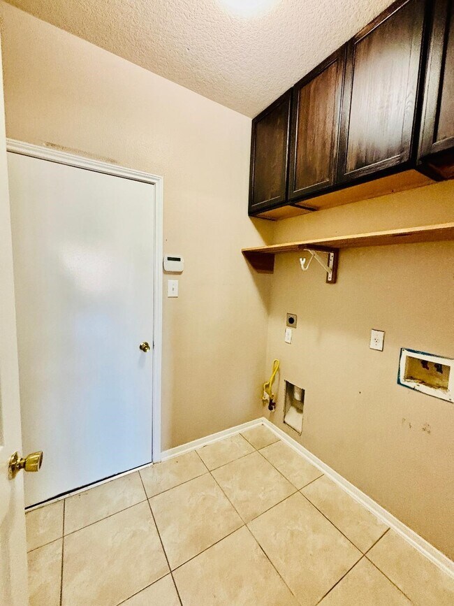 Building Photo - 9947 Valance Way