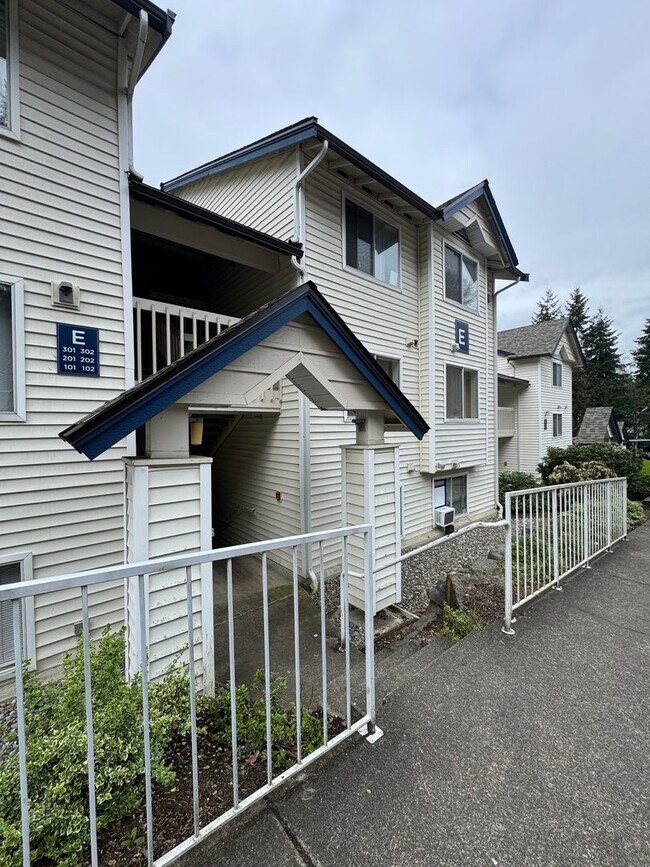 Building Photo - Comfortable & Convenient Condo in Renton