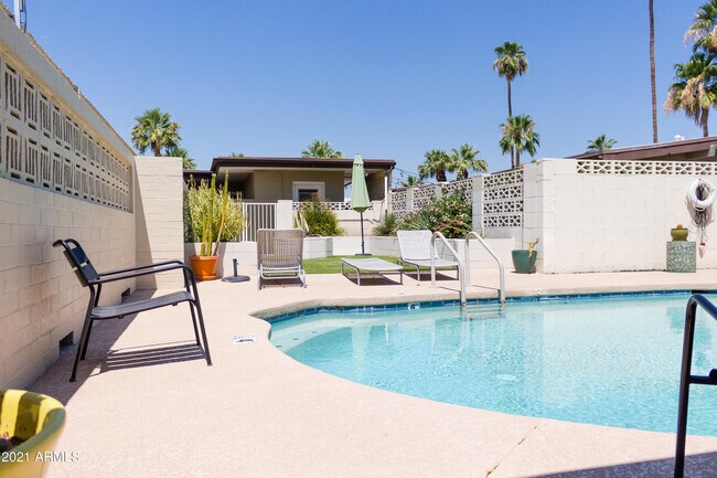 Building Photo - 3713 E Glenrosa Ave