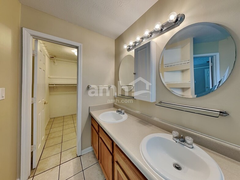 Building Photo - 10094 Plantana Blvd