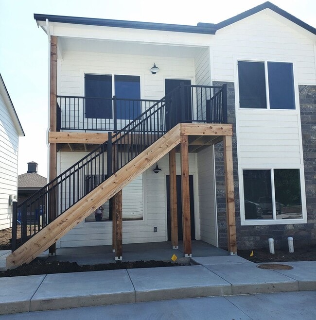 Building Photo - Beautiful  3 bed / 2 bath duplex