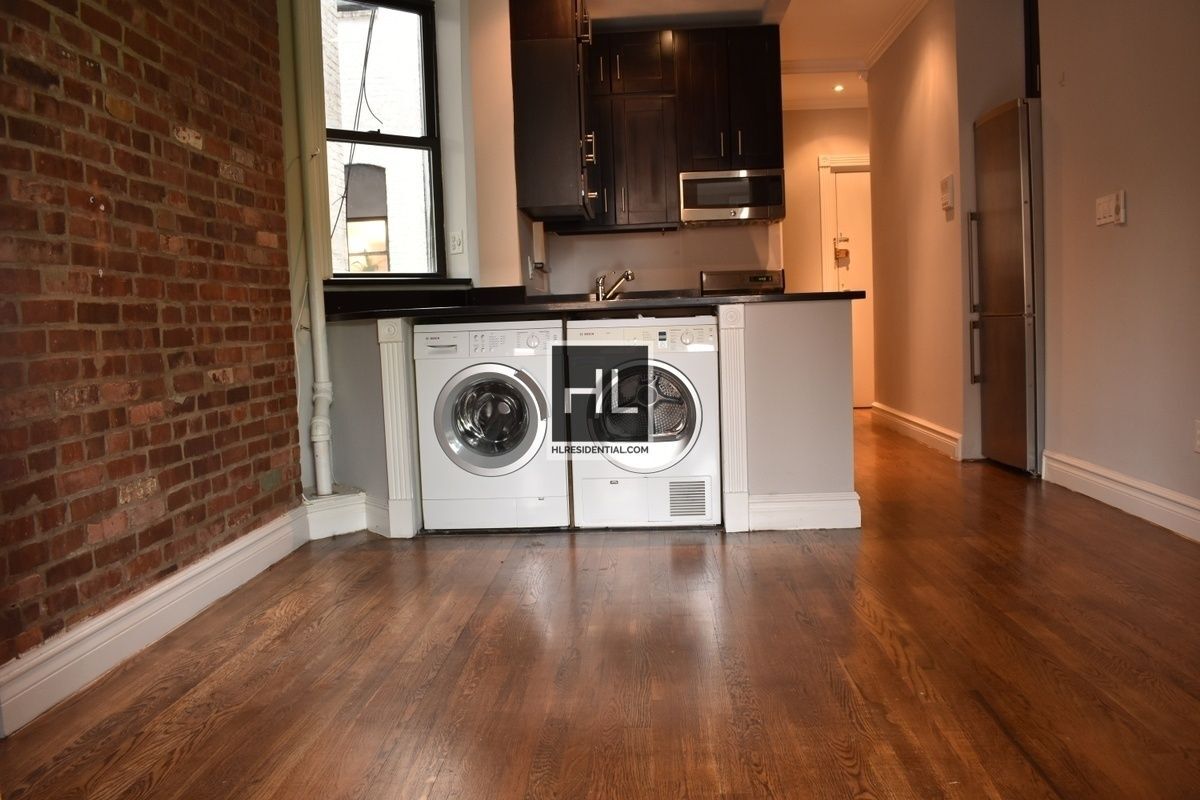 Building Photo - Mott Street