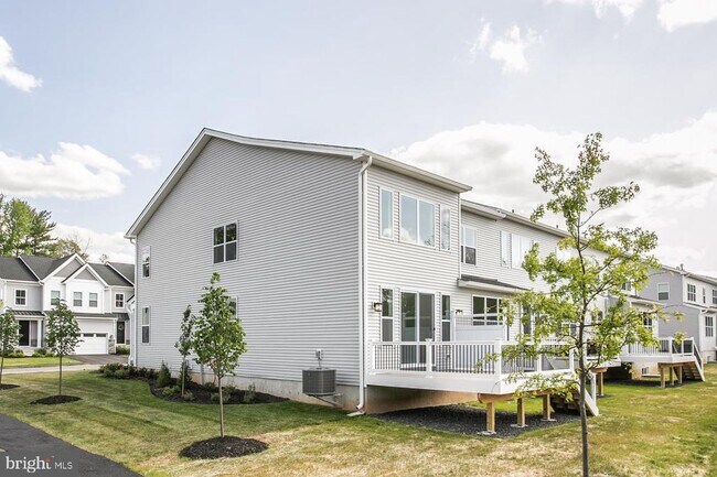 Building Photo - 665 Levering St