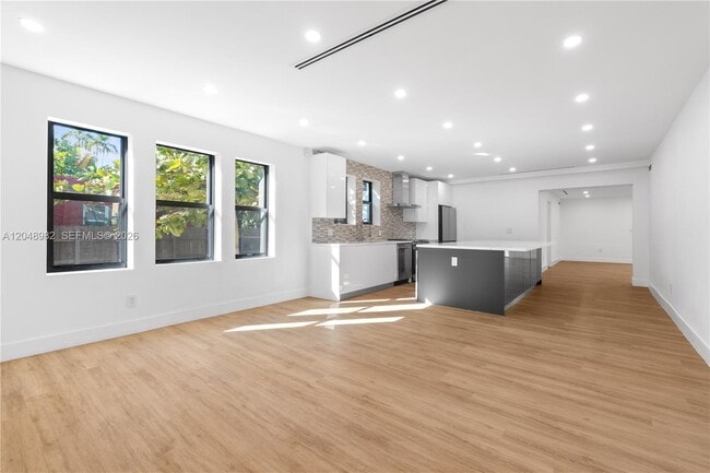 Building Photo - 665 NE 117th St