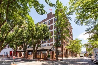 Building Photo - Gorgeous 2-Bedroom Condo in Old City! Free...