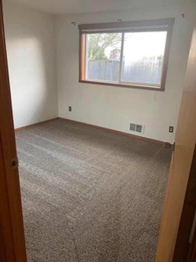 Building Photo - Exceptional Home in North Bend