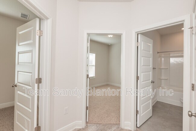 Building Photo - 9599 Pebble Stone Dr
