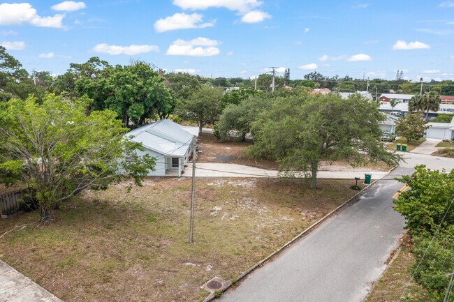 Building Photo - 693 Orange Blossom Dr