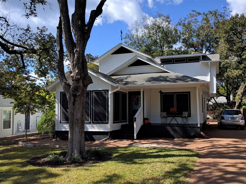 Tarrytown Beautiful 2 story Farmhouse 3 bed/2bath/study/sitting room, Large enclosed back yard. - 2204 Forest Trail