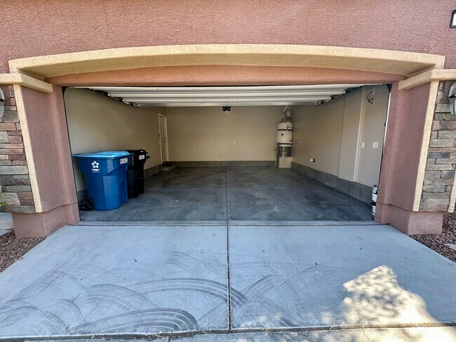 Building Photo - 9341 W Pearblossom Sky Ave