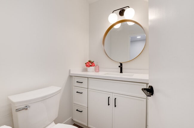 Building Photo - 4373 Loma Riviera Ct