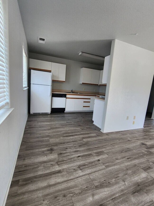 Building Photo - 352 S Calapooia St